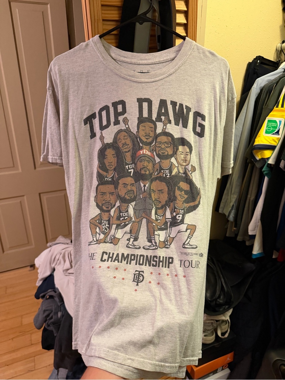tde. Grey 'Top Dawg Championship Tour' Graphic Tee